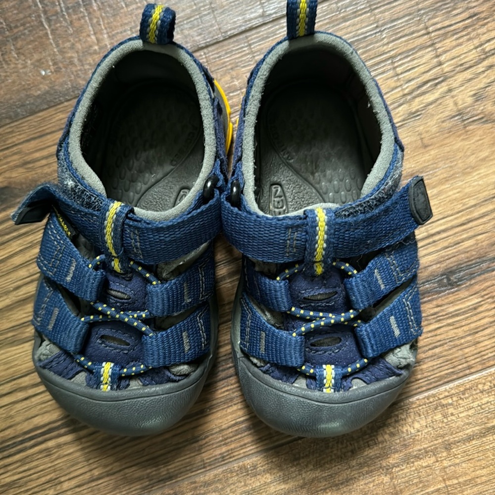 Like New Keens H2 Closed Toe Water Shoes